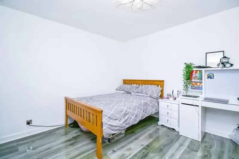 3 Bedroom Semi-Detached House with Garage and Garden