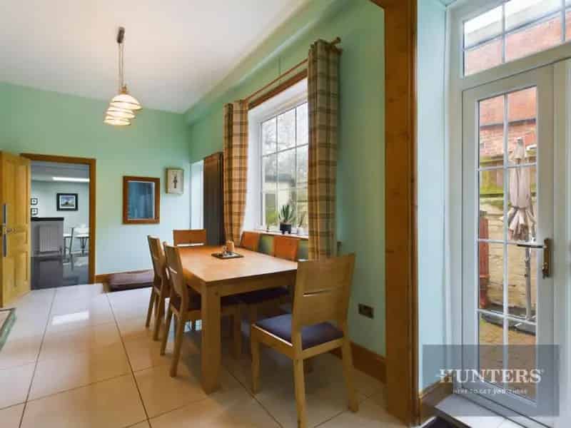 6 bed house for sale