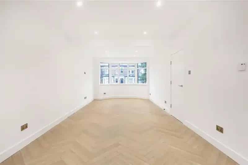 4 Bedroom Semi-Detached House For Sale CHAIN FREE