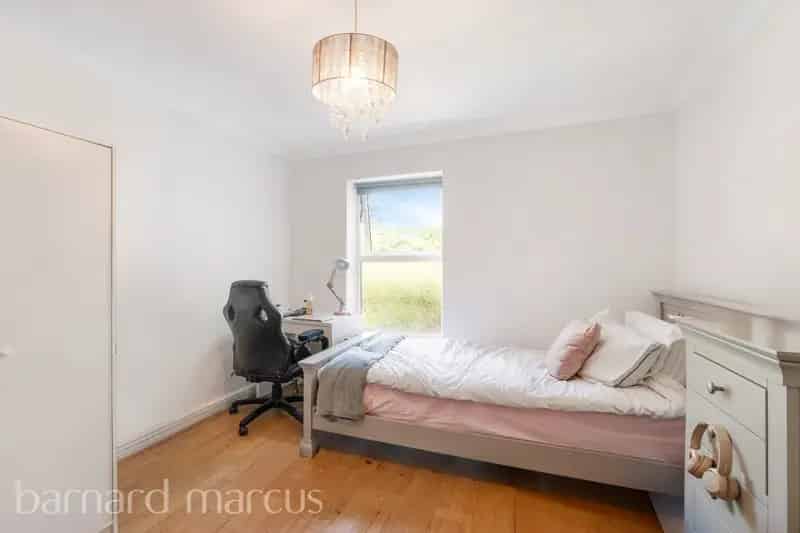 3-Bed Flat near River Thames  Off-Street Parking Near Norbiton Station