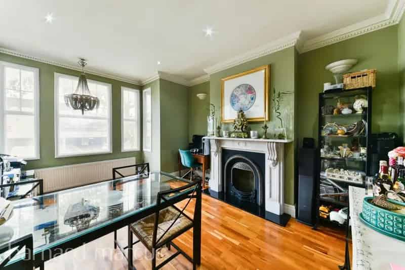 Four Bedroom Apartment in Chiswick - 1176 sq ft