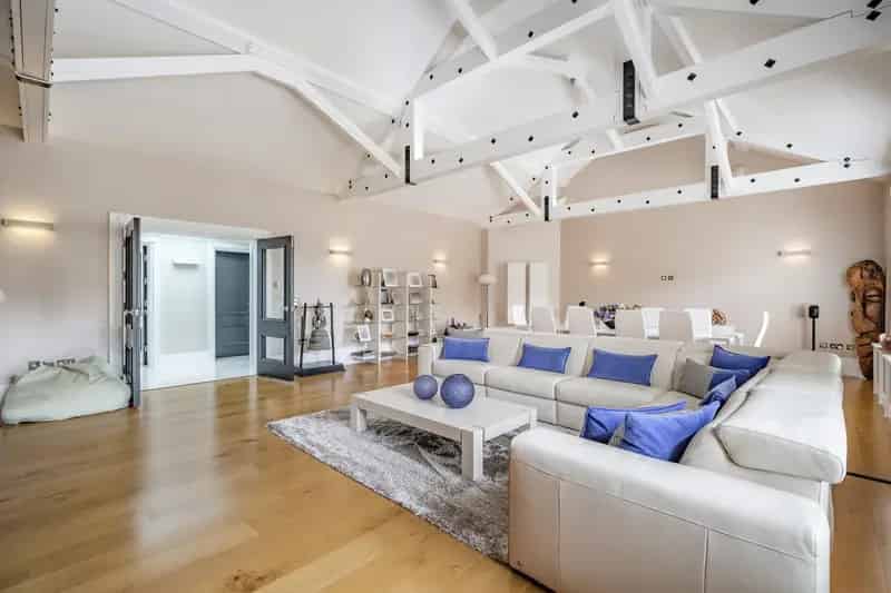 Luxury 3-Bed Penthouse Kingswood Warren Park
