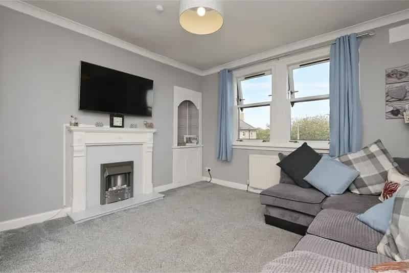 2 Bed Flat - Upper with 1 Reception Room