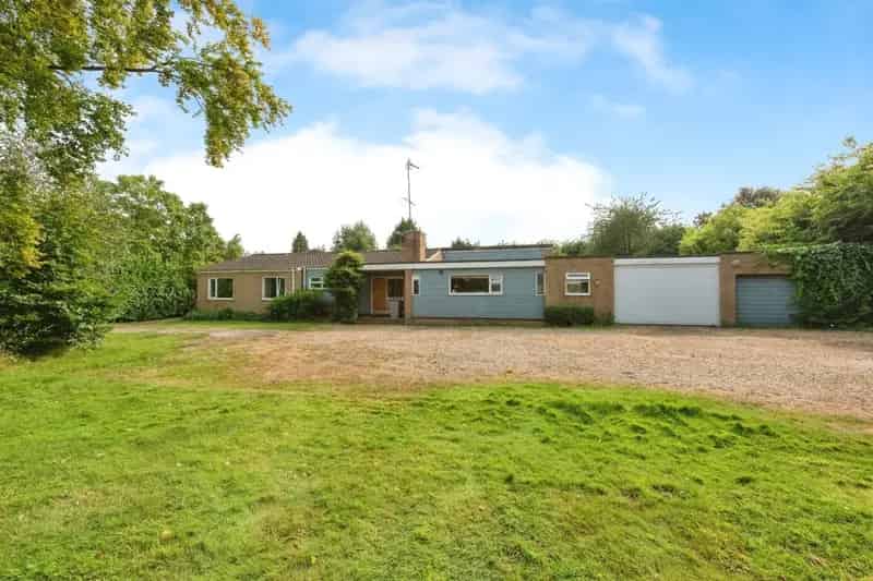 Four Double Bedroom Detached Bungalow with Pool