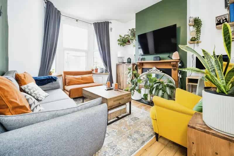 2-Bed Period Conversion Flat East Ham - Spacious and Stylish