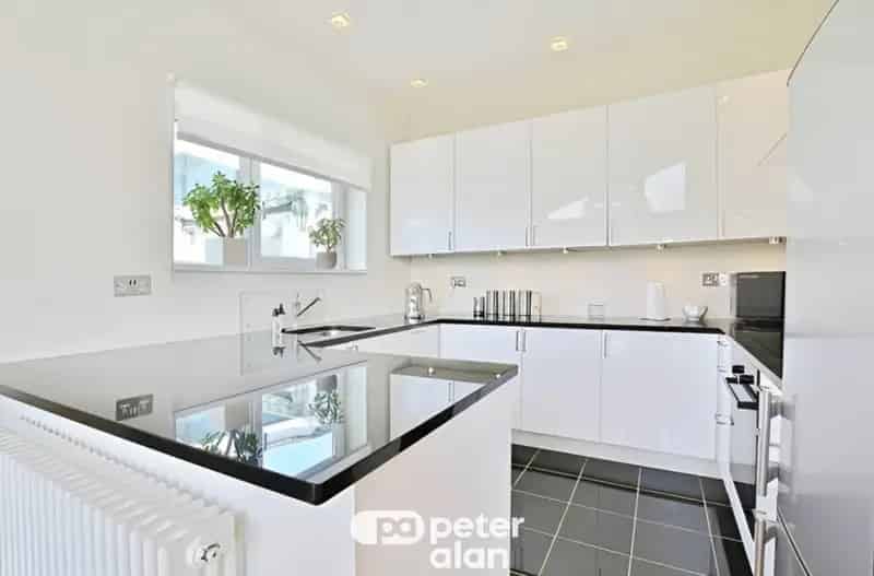 2 Bedroom Flat Roath Lake Views Recently Renovated