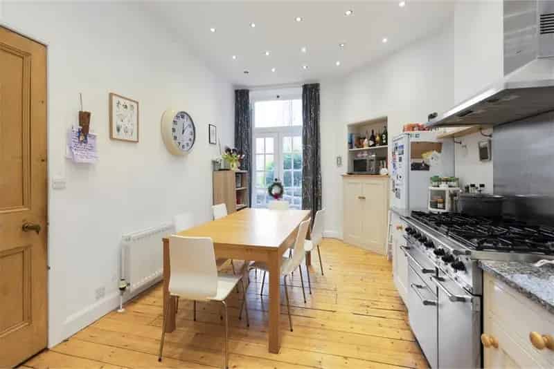 2 Bed Flat Maindoor with 2 Reception Rooms and Private Garden