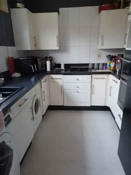 2 Bed End Terrace House Near Schools and Transport Links