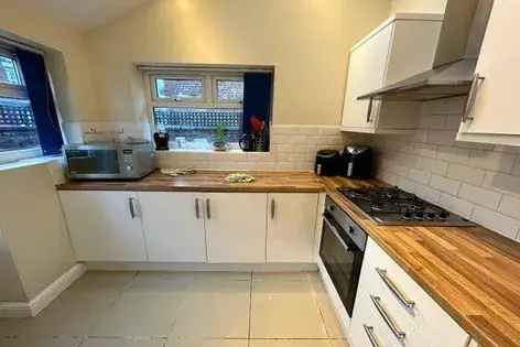 4 Bedroom House in Manchester - Students Professionals Welcome