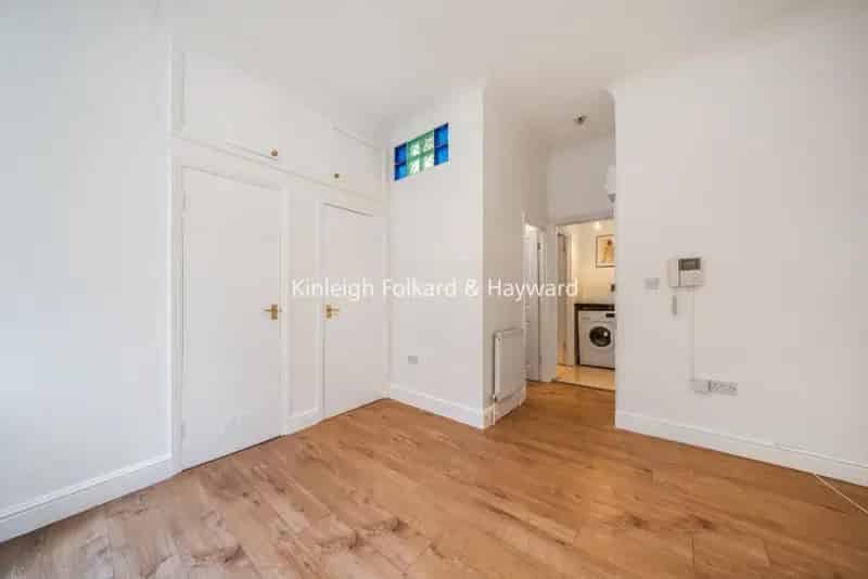 Great-Sized Flat with Built-in Wardrobes and Modern Bathroom