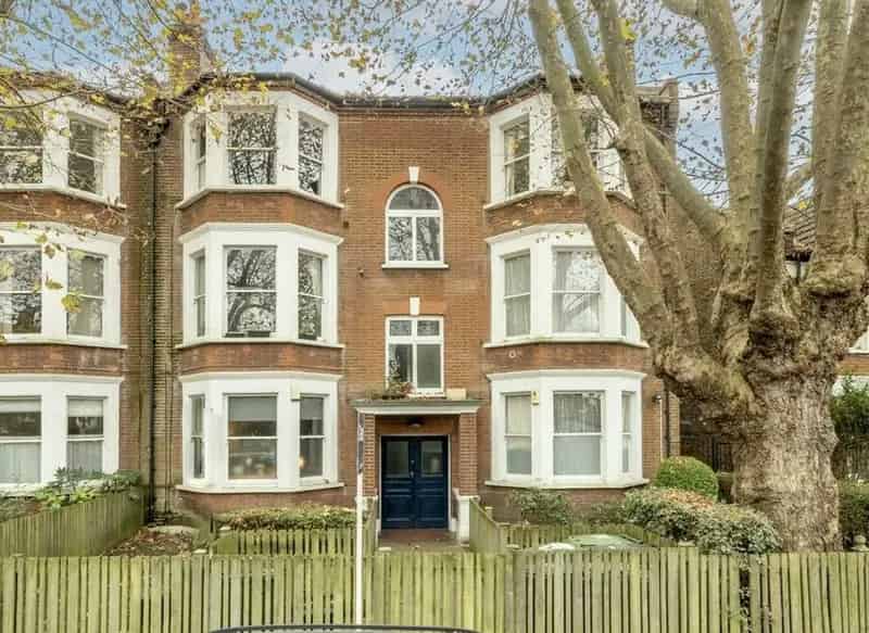 2 Bedroom Ground Floor Flat in Victorian Mansion Block
