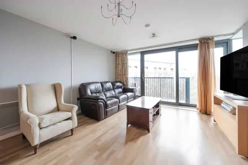 Two Double Bedroom Town Centre Apartment With Parking