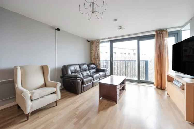 Two Double Bedroom Town Centre Apartment With Parking