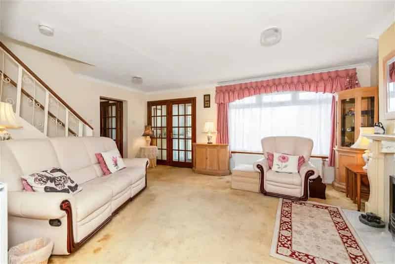 3 Bed Detached House with 2 Reception Rooms in Currie