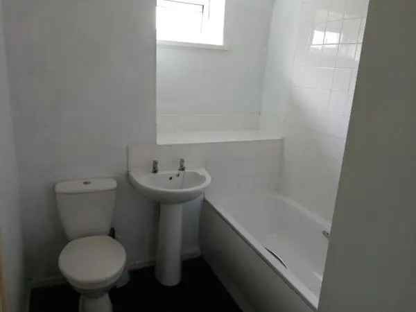 Flat For Rent in Macclesfield, England