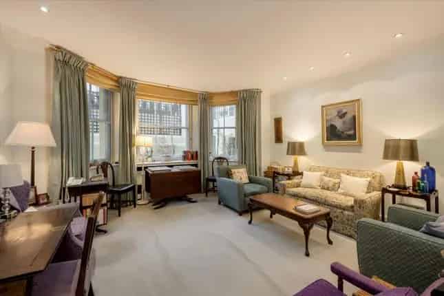 Spacious 2-Bed Flat in Holland Park W11 with Private Terrace