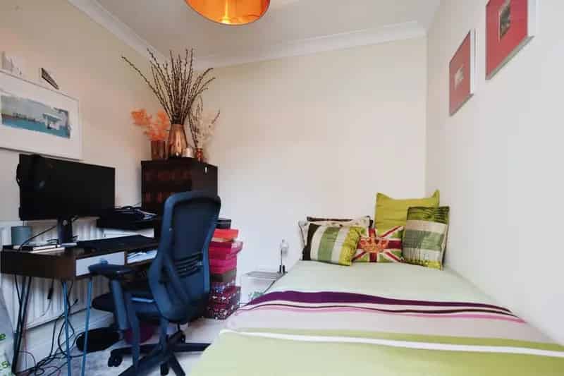 3-Bed House with Garage and Balcony