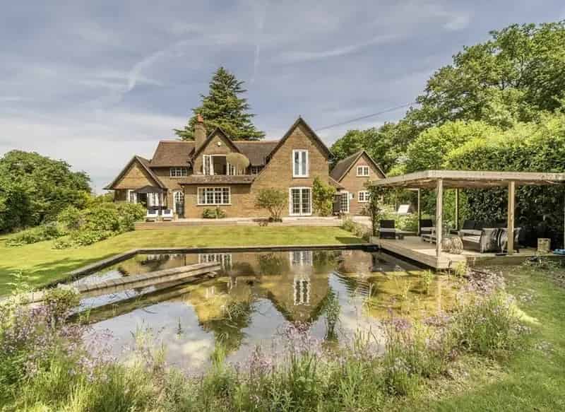 3400 sq ft Detached House with Pool and Garden