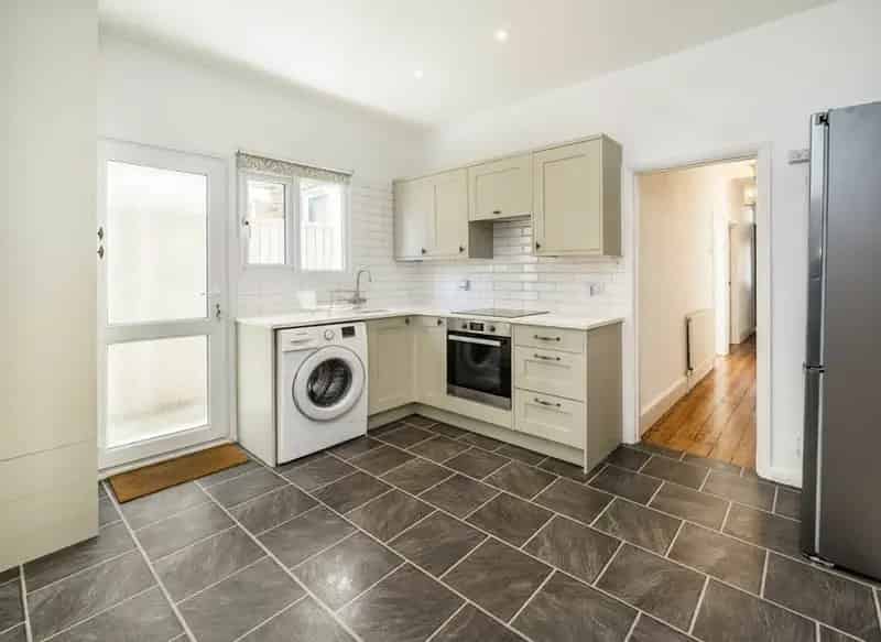 One Double Bedroom Ground Floor Flat with Private Garden