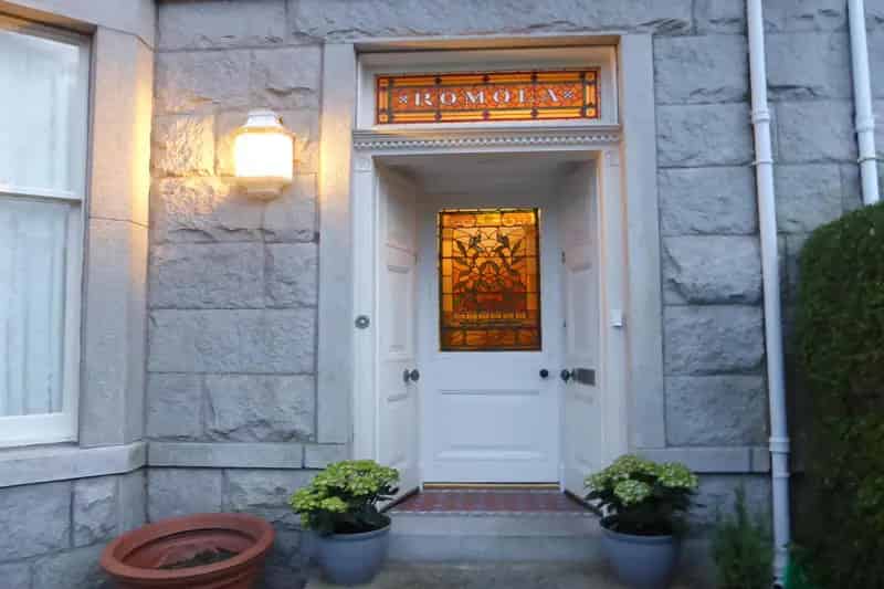 West End 6 Bedroom Townhouse with Balcony and Garden