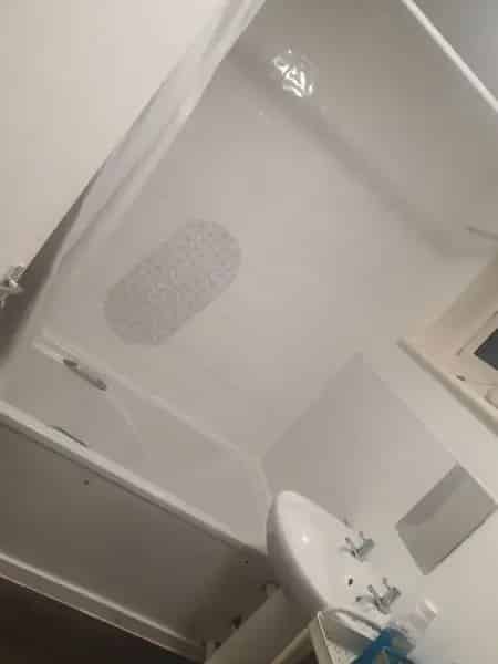 Spacious 2-Bedroom First Floor Apartment Near Princess Alice Retail Park