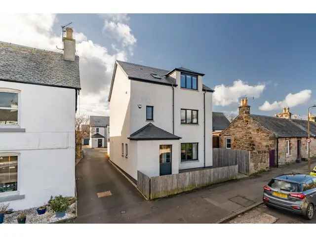 4 Bedroom Detached House for Sale in Juniper Green Edinburgh