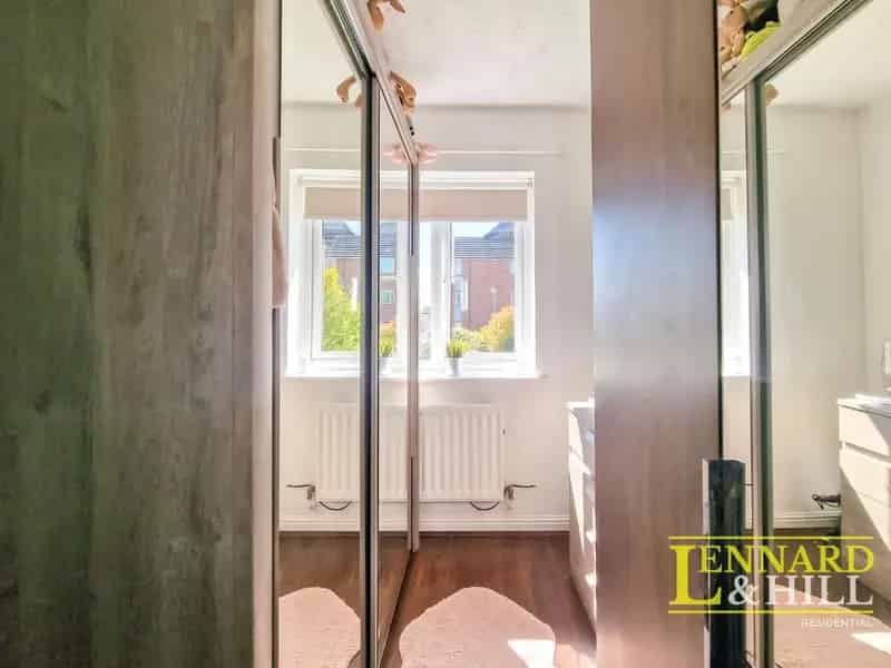 4 Bed House for Sale Near Town Centre and Station