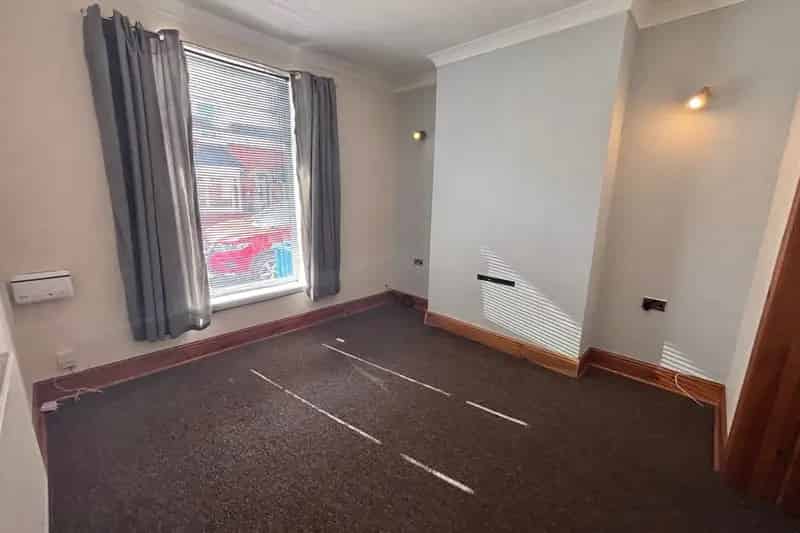 2 Bed Mid Terraced House Hull HU9 Modern Close Amenities