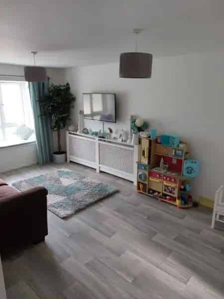 Two Bedroom Flat with Communal Garden and Gas Central Heating