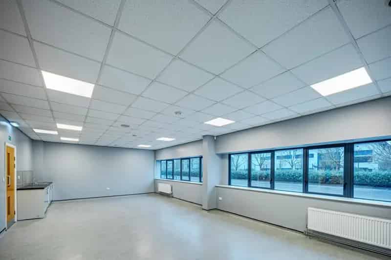 Modern Steel Portal Frame Warehouse Unit with Office Space