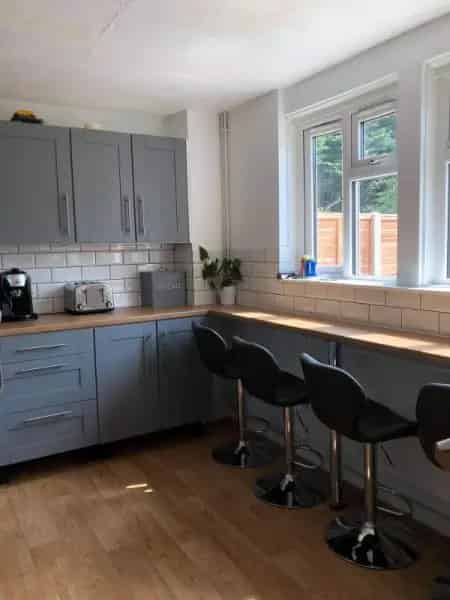 3 Bed House Freshly Decorated New Kitchen Parking