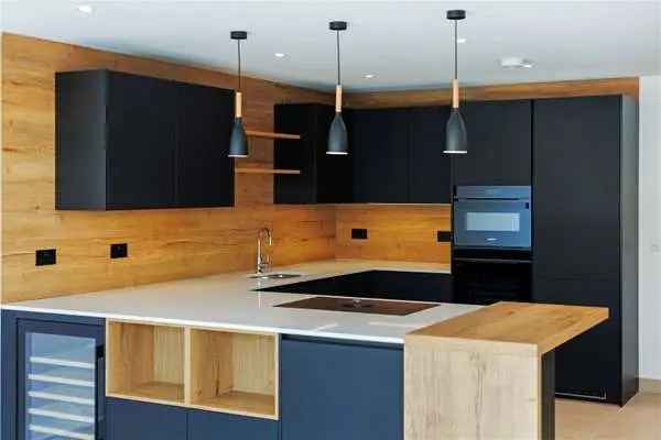 Family Home in Marlow with 5 Bedrooms and Ample Parking