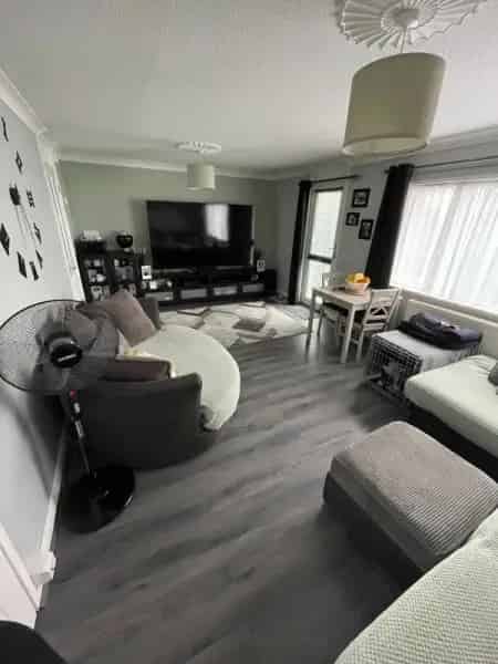 3 Bedroom End Terrace House Near Shops and Transport