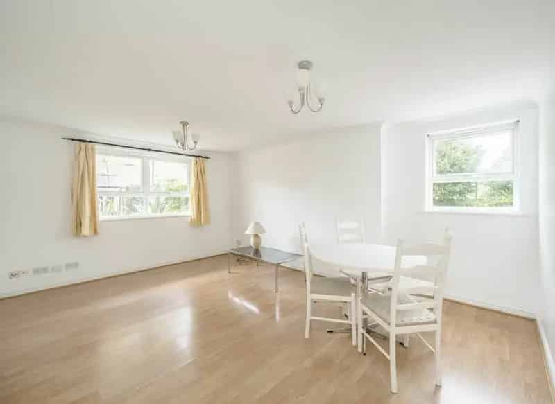 Two Bedroom Apartment E14 - 900+ Year Lease - Garage