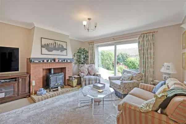 4 Bedroom Family Home with Large Garden and Garage