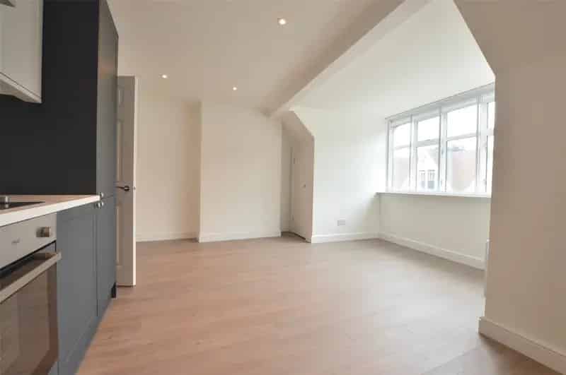 2 Bedroom Apartment Reigate Newly Converted Spacious High Quality
