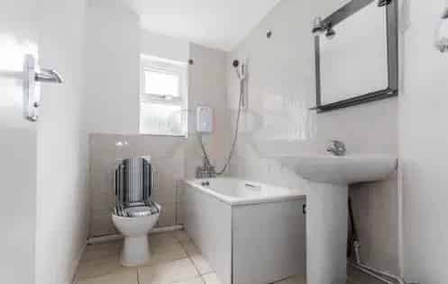 2 Bedroom House 56m² London - Close to Transport