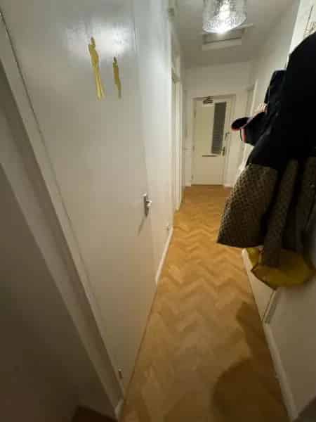 Spacious 2-Bed 2nd Floor Flat Near Town Centre