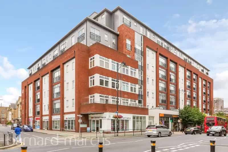 Spacious Apartment near Wallington Station with Roof Terrace and Parking