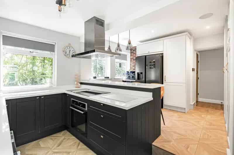 4 Bedroom Chalet Bungalow for Sale in Caterham