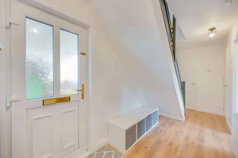 Spacious 4-Bedroom Family Home Near School and Station