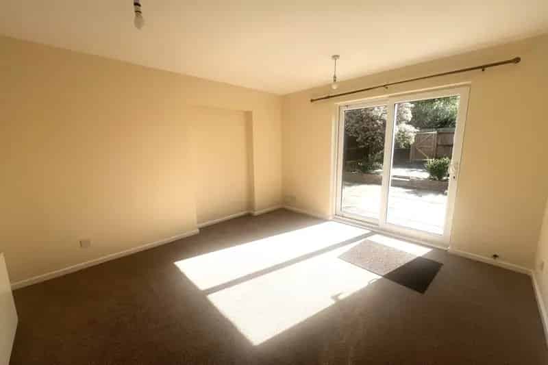 2 Bed House Zero Deposit Garden