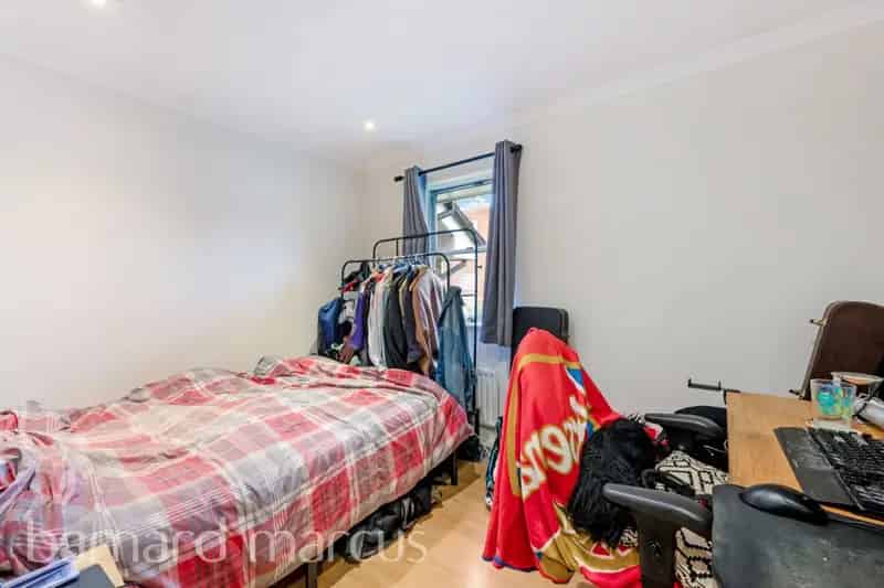 3 Double Bedroom Apartment with Garden - Available March