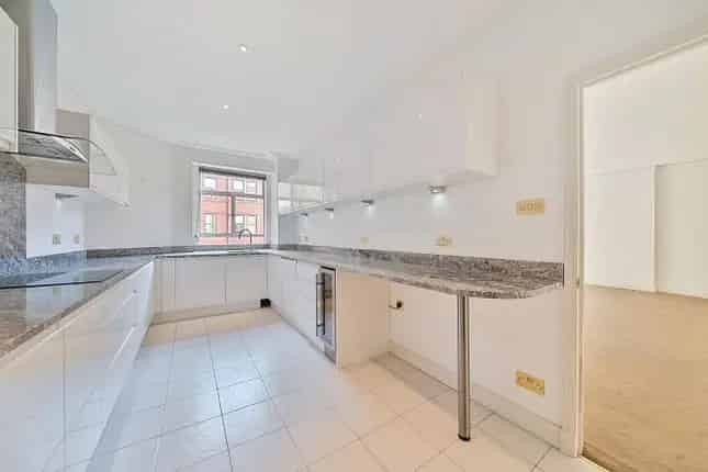 Mayfair Flat for Sale 1718sqft 2-Bedroom 2-Bathroom Apartment