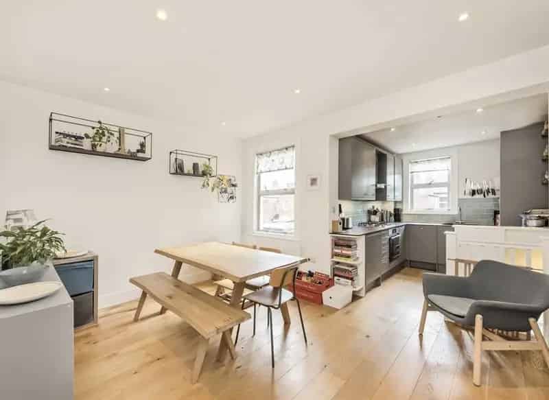 Spacious 3-Bedroom Flat with South-Facing Garden