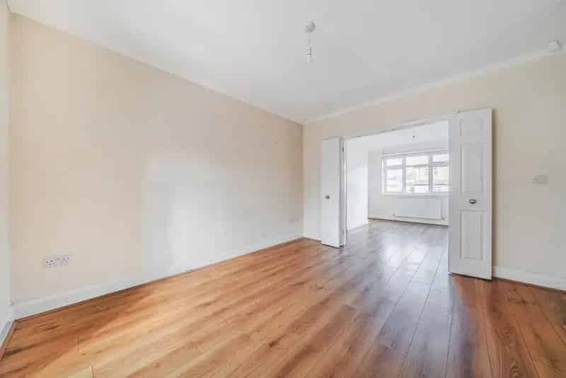 Three Bedroom Semi Detached House Hayes