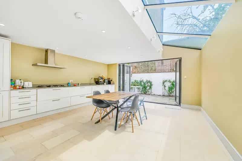 Spacious Four Bedroom Victorian Terrace Near Battersea Park