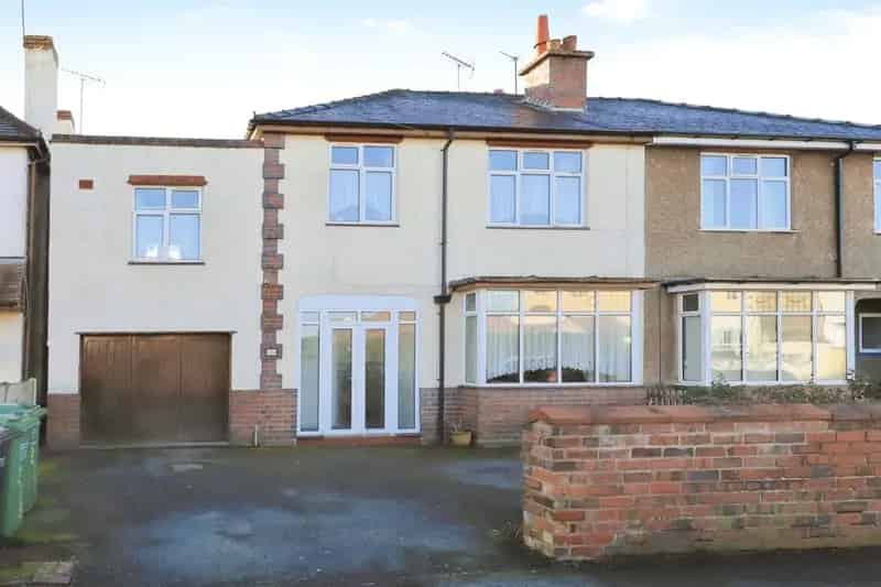 Family Home Four Bedrooms Large Garden Garage Exposed Beams