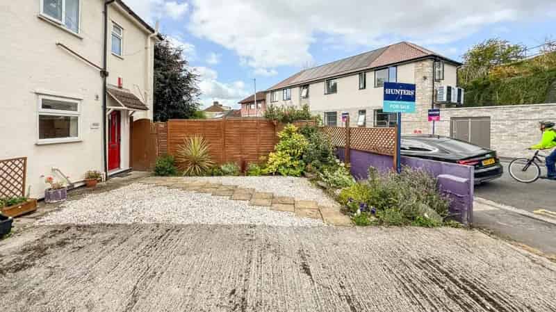 1 Bedroom Garden Flat For Sale