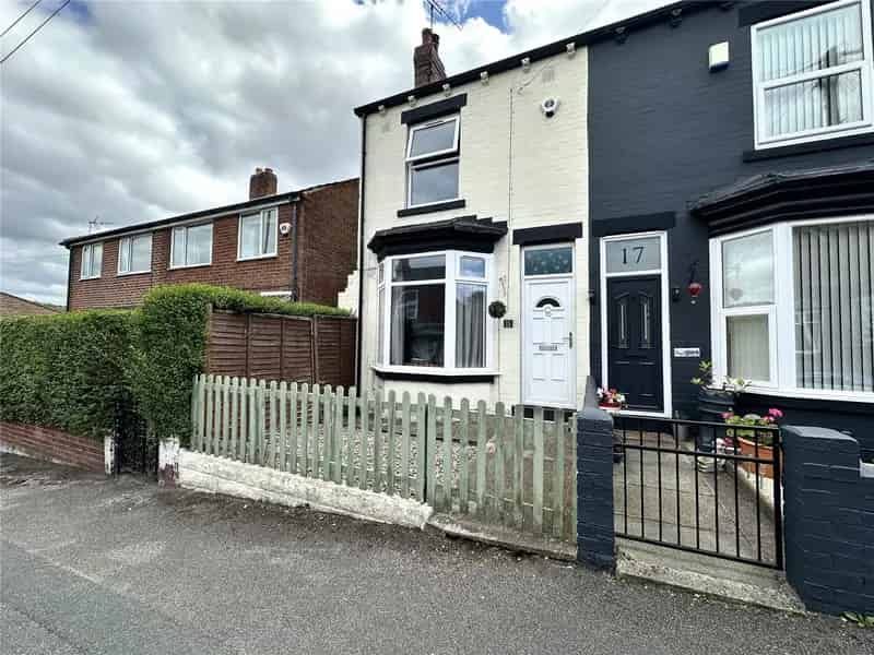 2-Bedroom Furnished Terraced House with Garden - Pet Friendly